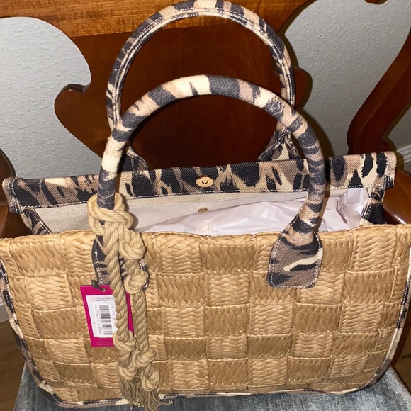 VINCE CAMUTO TOTE. NATURAL CANVAS WITH ANIMAL PRINT DESIGN. NWT 𤩠- Picture 4 of 9